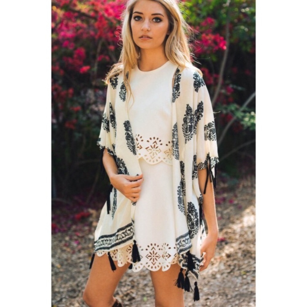 ☘️☘️ Cream and black leaf boho tassel kimono